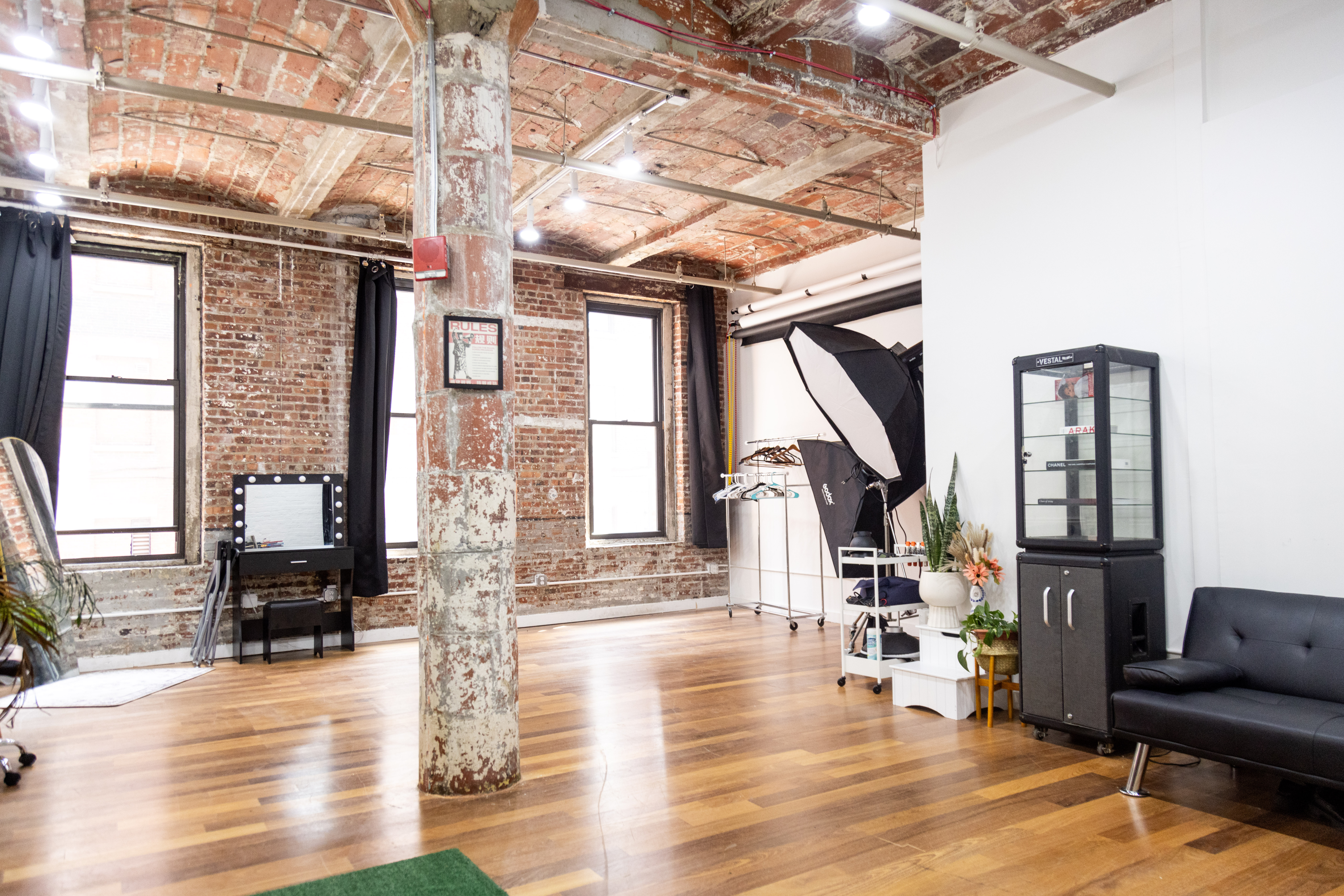 Stunning Dumbo Studio: Natural Light, Brooklyn Bridge Nearby, Full Equipment & Services!