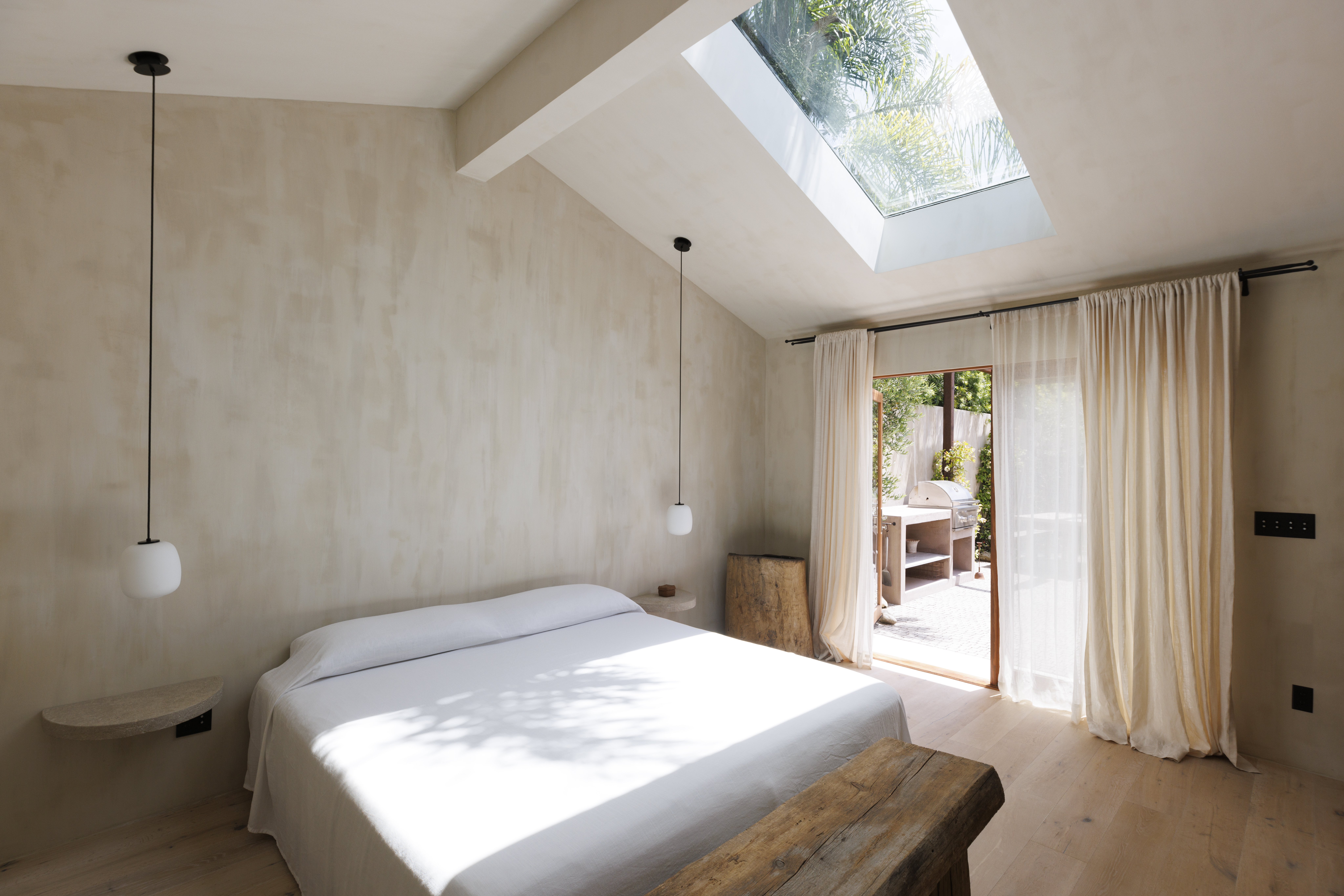 Venice's Tranquil Sanctuary: Japanese Minimalist Home with Serene Outdoor Oasis