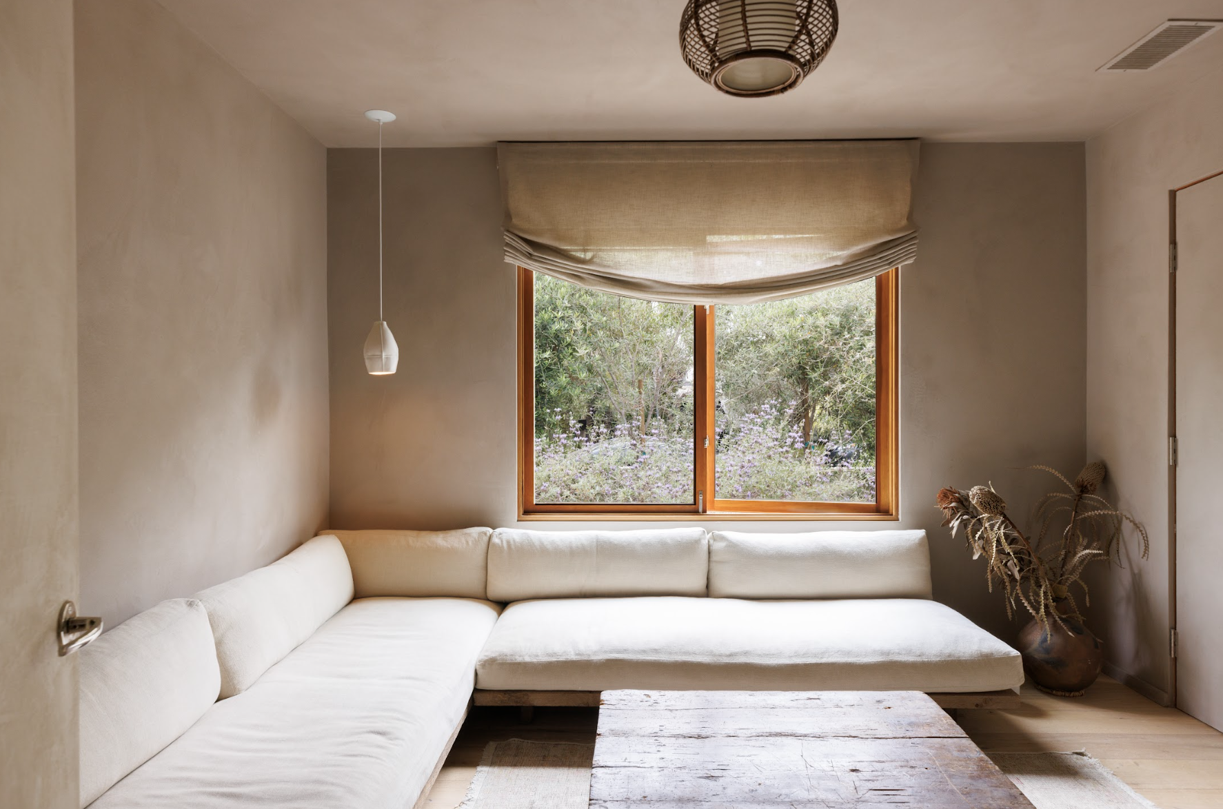 Venice's Tranquil Sanctuary: Japanese Minimalist Home with Serene Outdoor Oasis