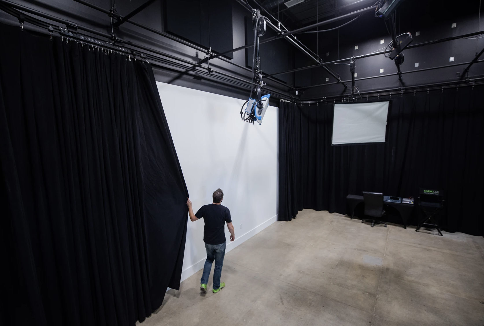 Professional and Convenient Photo & Video Studio with High Ceilings