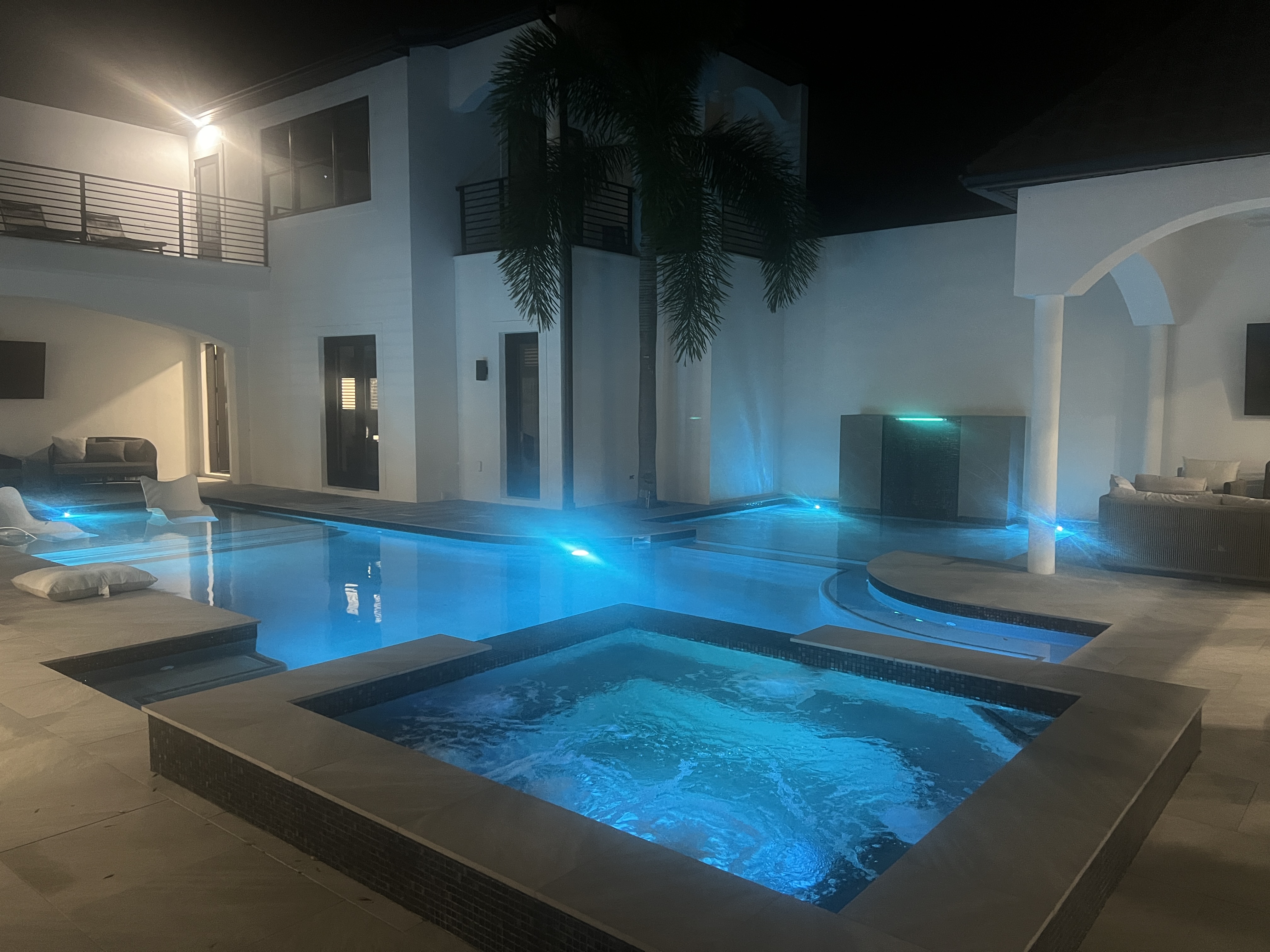 S. Tampa Mansion w/ Pool, Nightclub, Multiple Wetbars, Meeting Spaces, 20+ Person Dining Table