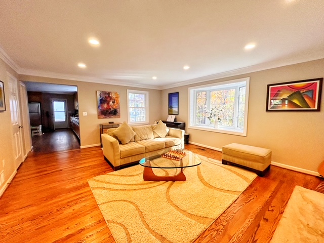 Spacious Modern Home In Rockville With Yard