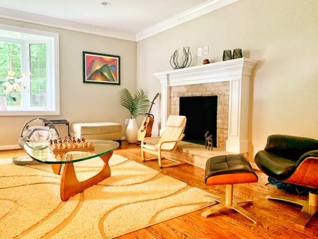 Spacious Modern Home In Rockville With Yard