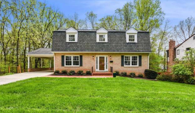 Spacious Modern Home In Rockville With Yard