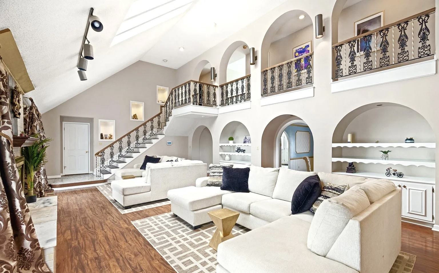 Gated Mansion: Tennis Court, Movie Theater, Arcade