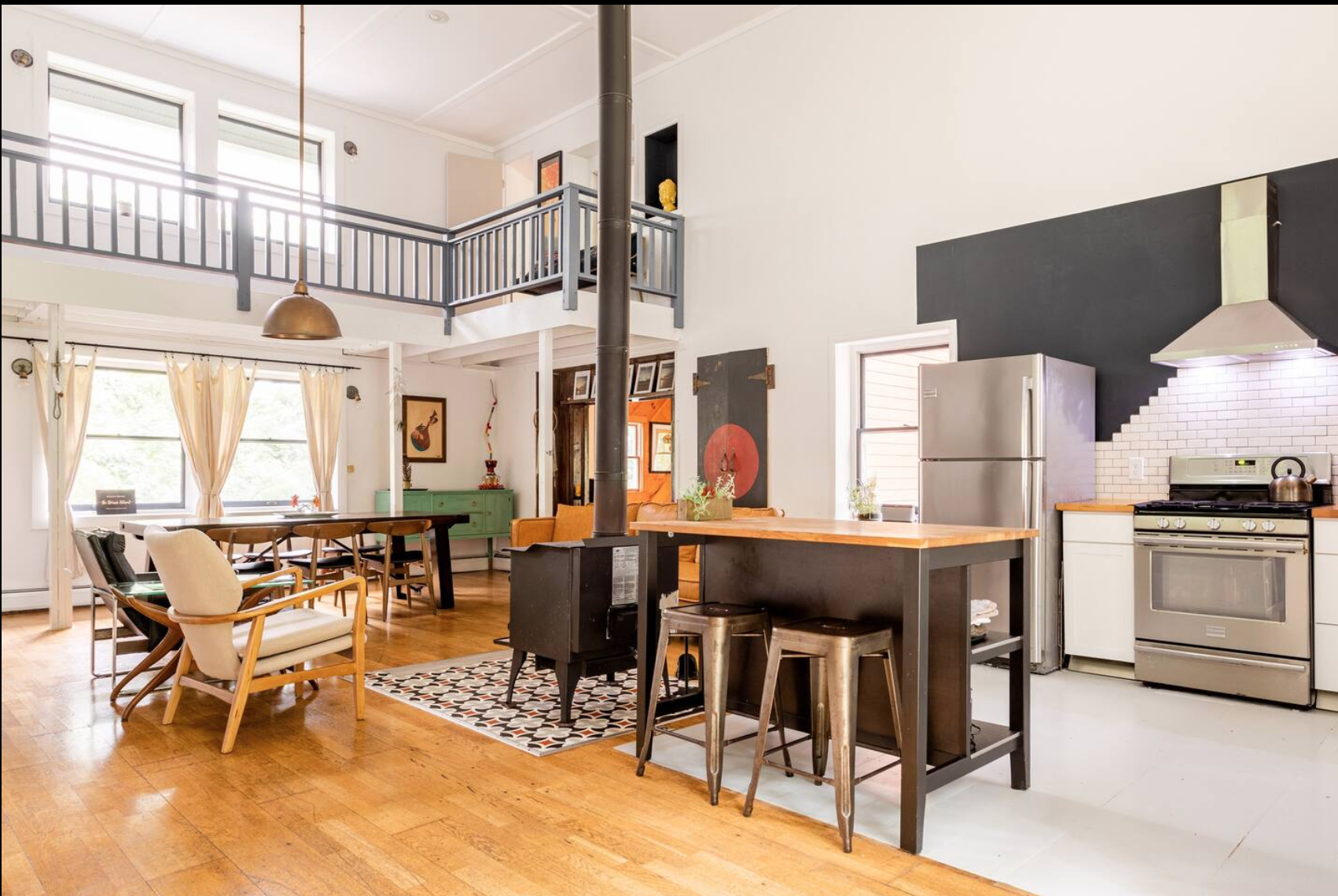 Modern Meets Rustic 2400sqft house + Parklike with outdour sauna, fire pit