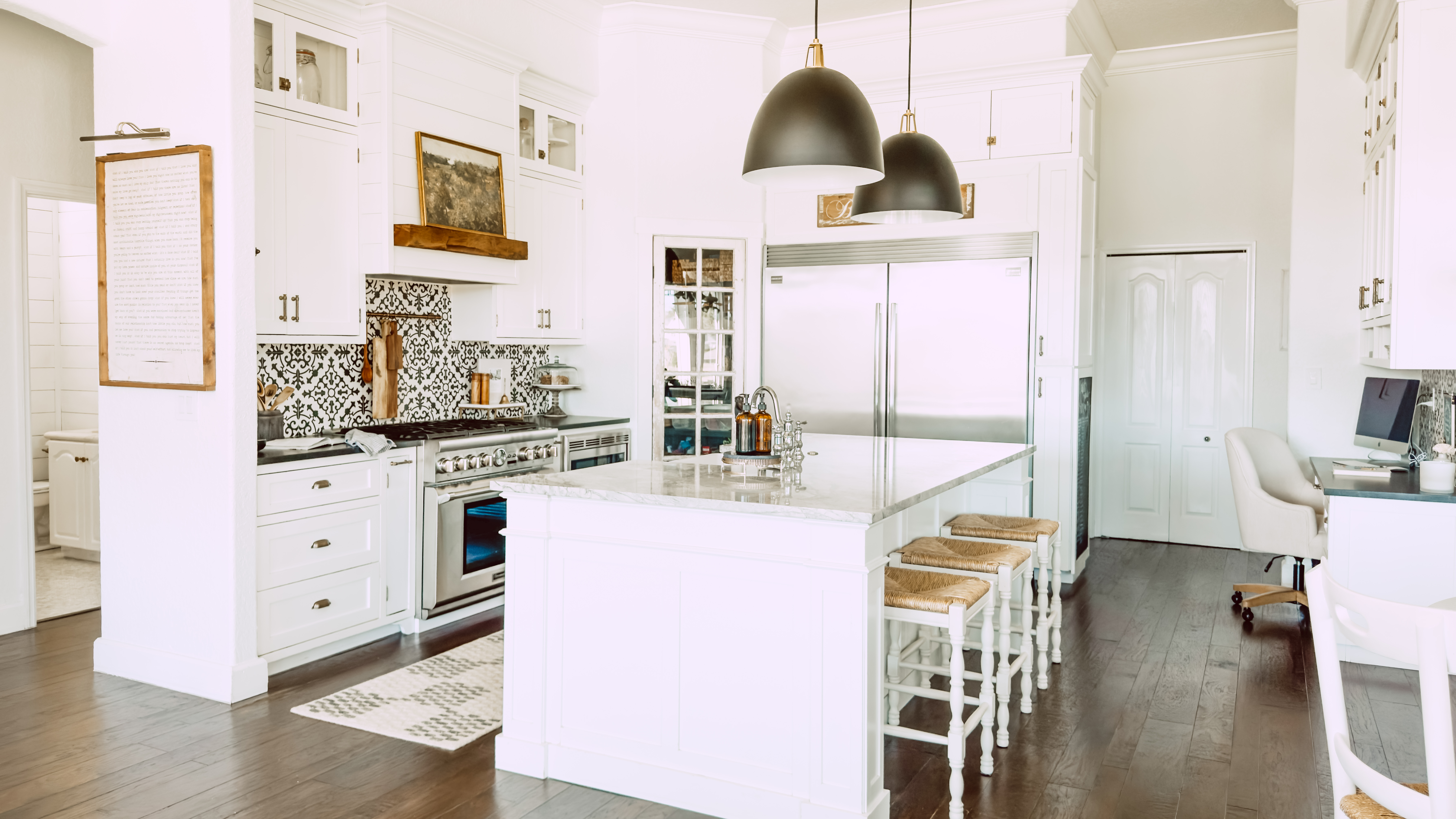 Bright and Sunny California Casual Style Lakefront Home Close to Orlando