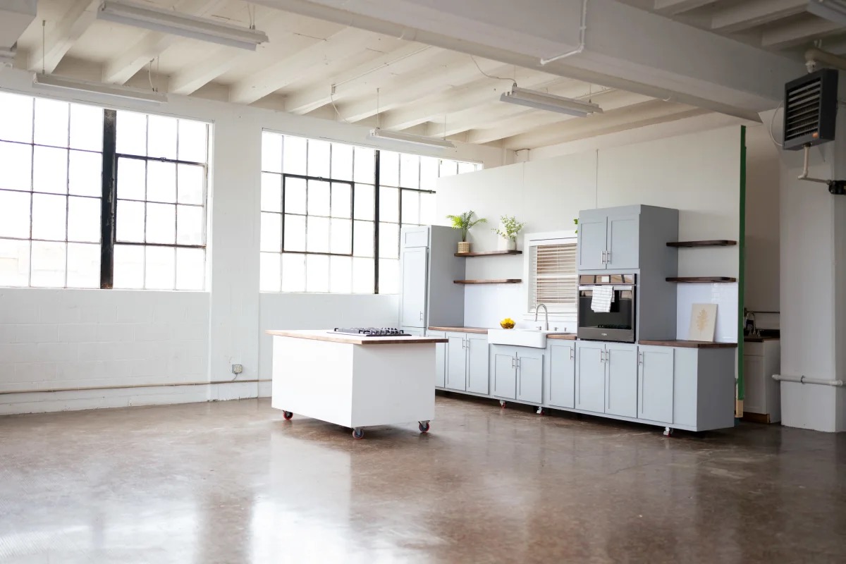 Airy Industrial with Full Size Prop Kitchen
