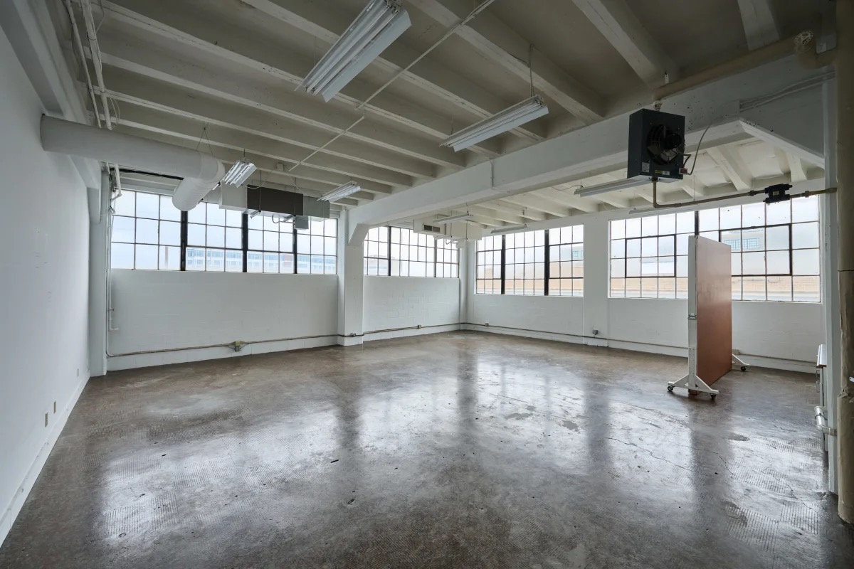 Airy Industrial with Full Size Prop Kitchen