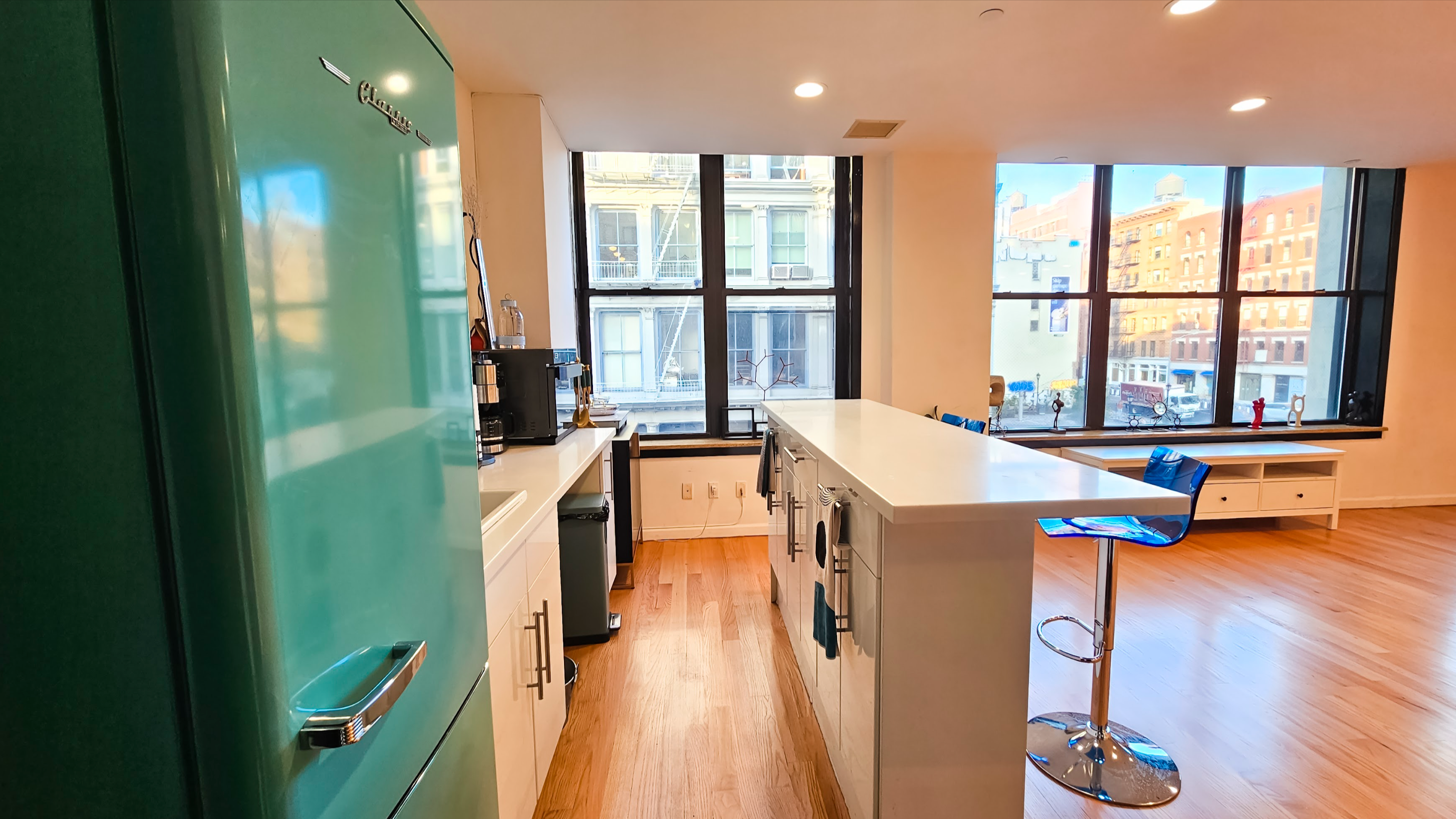 Full Floor in SOHO with 2 extra rooms!