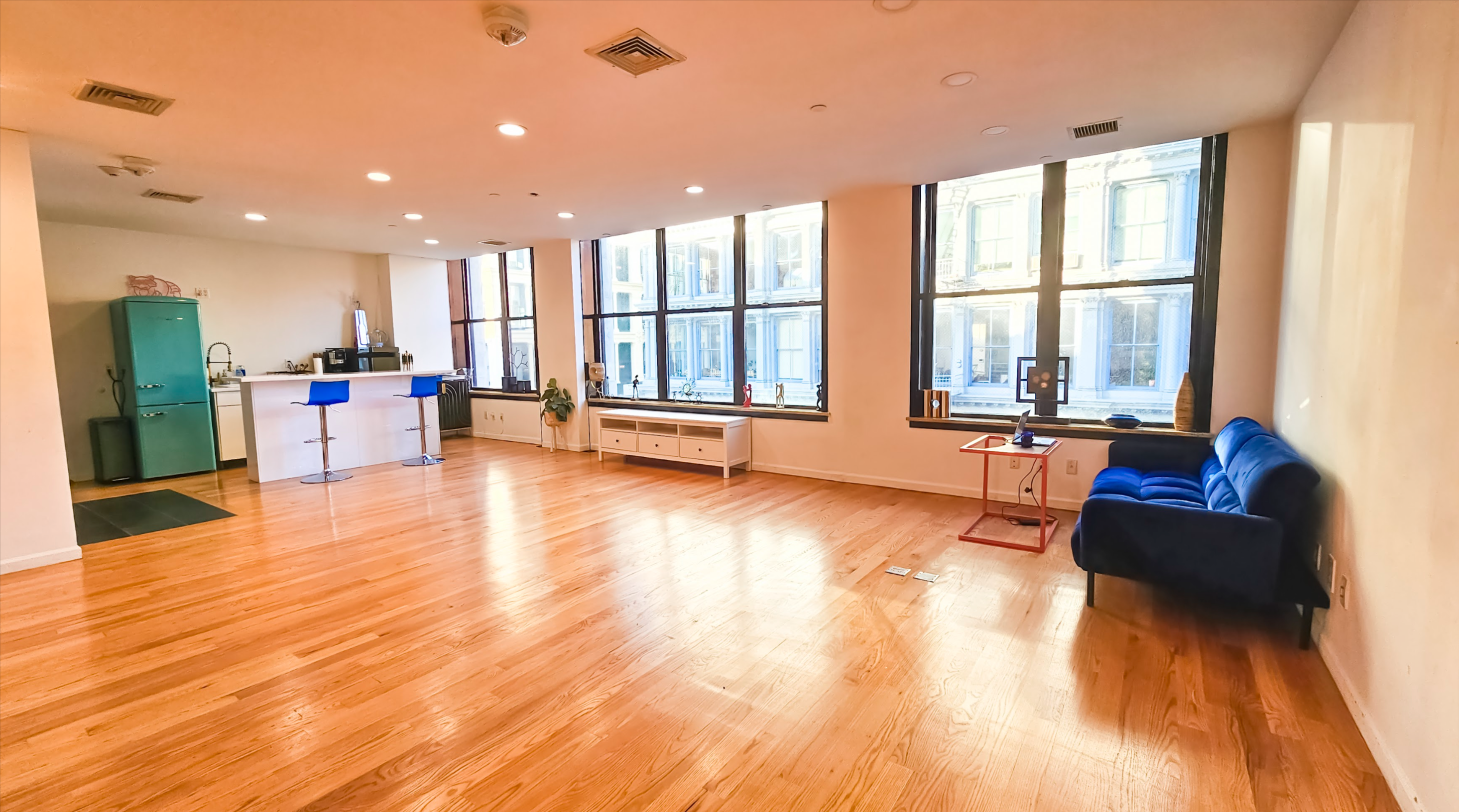 Full Floor in SOHO with 2 extra rooms!