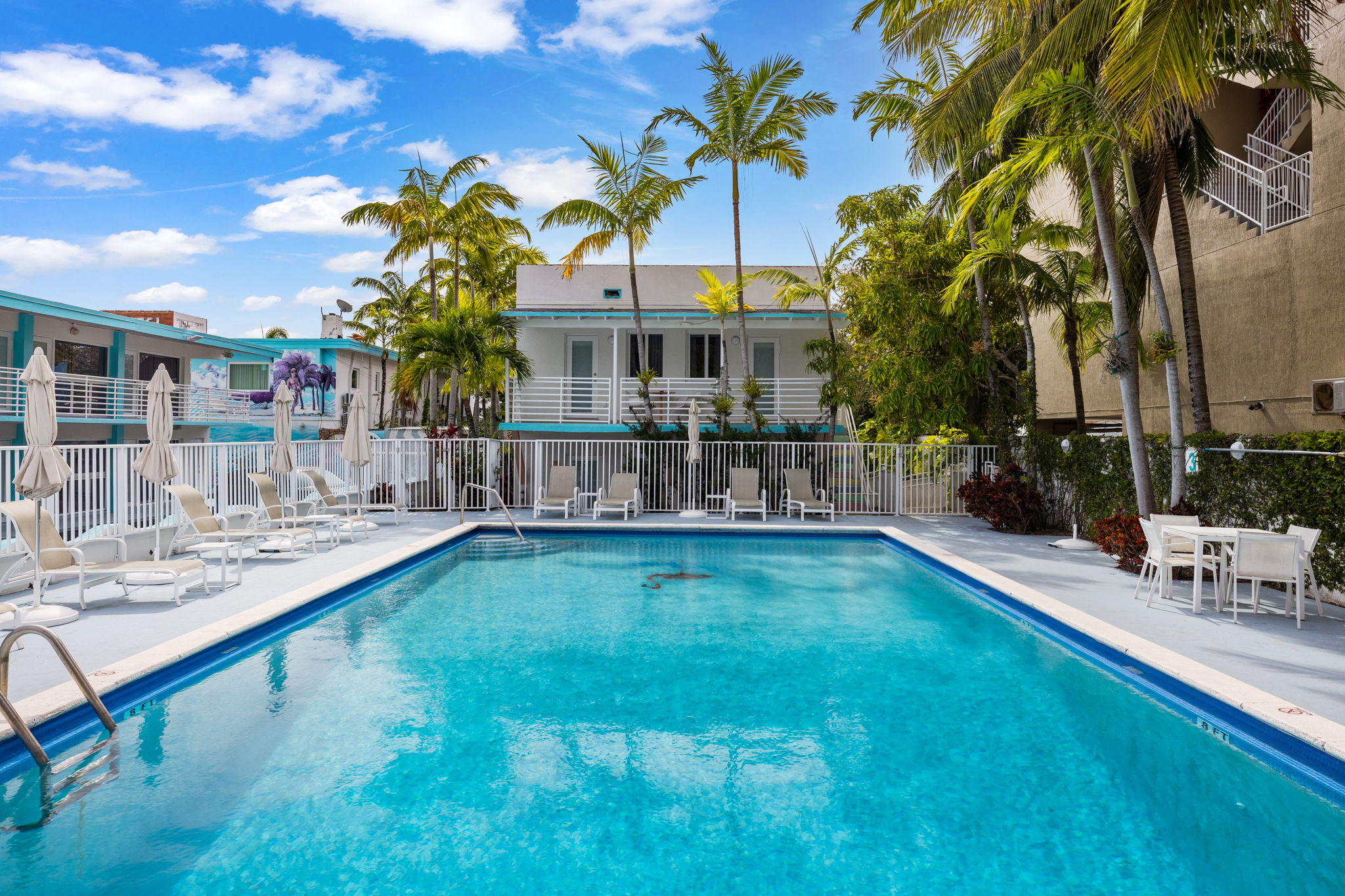 Renovated 1950s Hotel-Vibrant and Colorful!