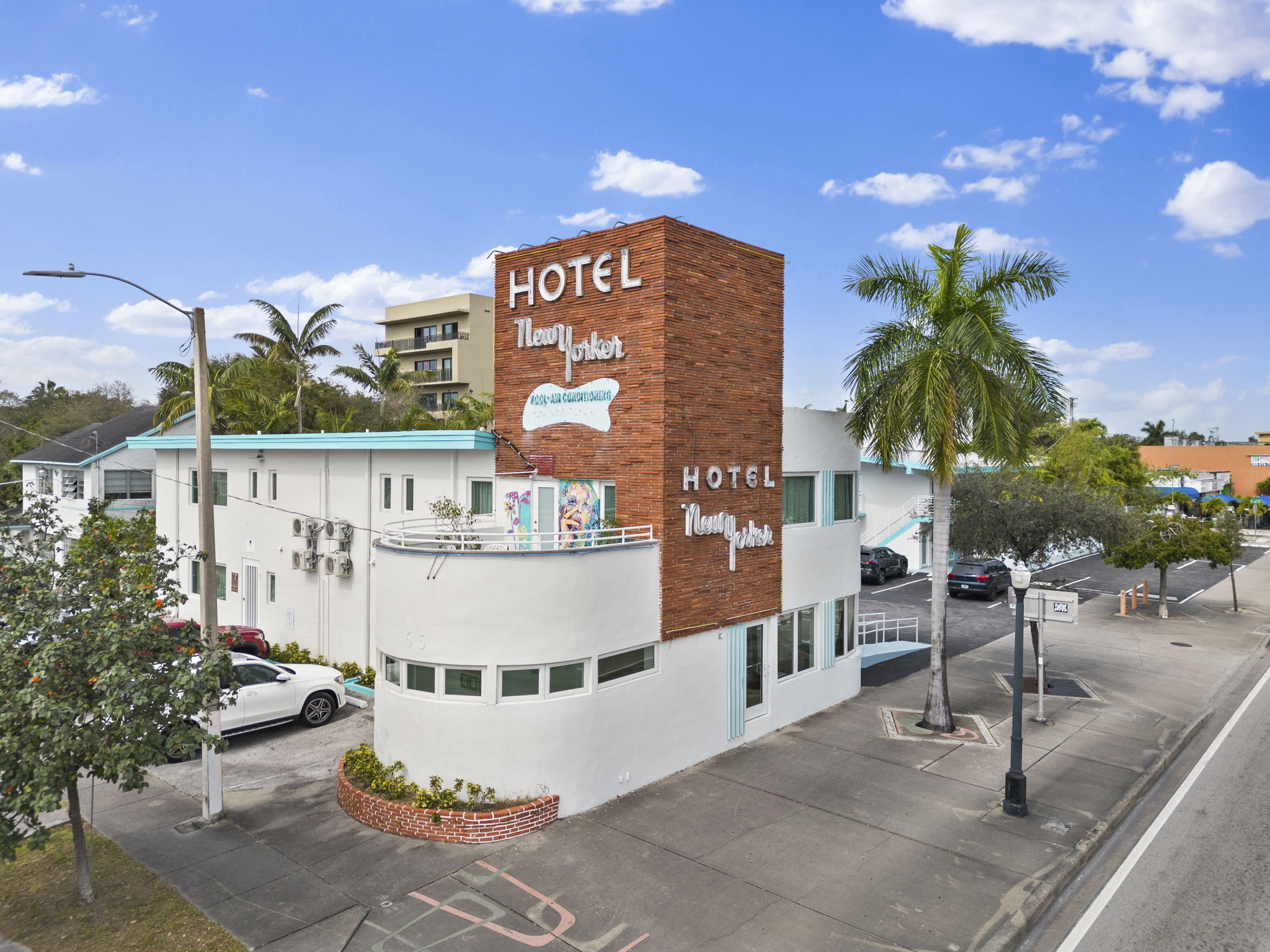 Renovated 1950s Hotel-Vibrant and Colorful!