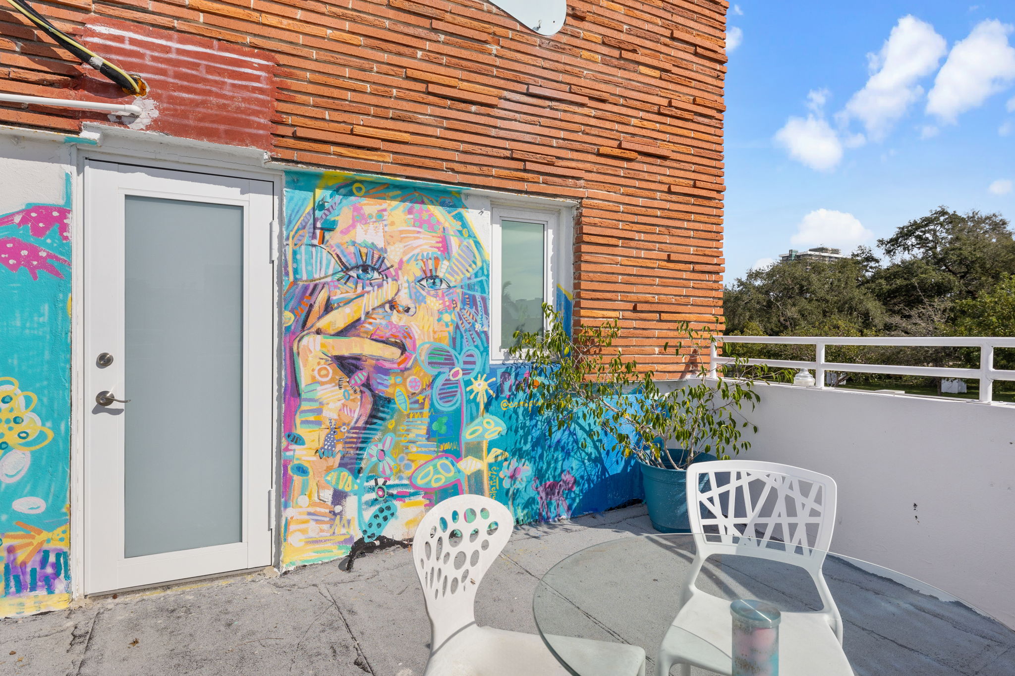 Renovated 1950s Hotel-Vibrant and Colorful!