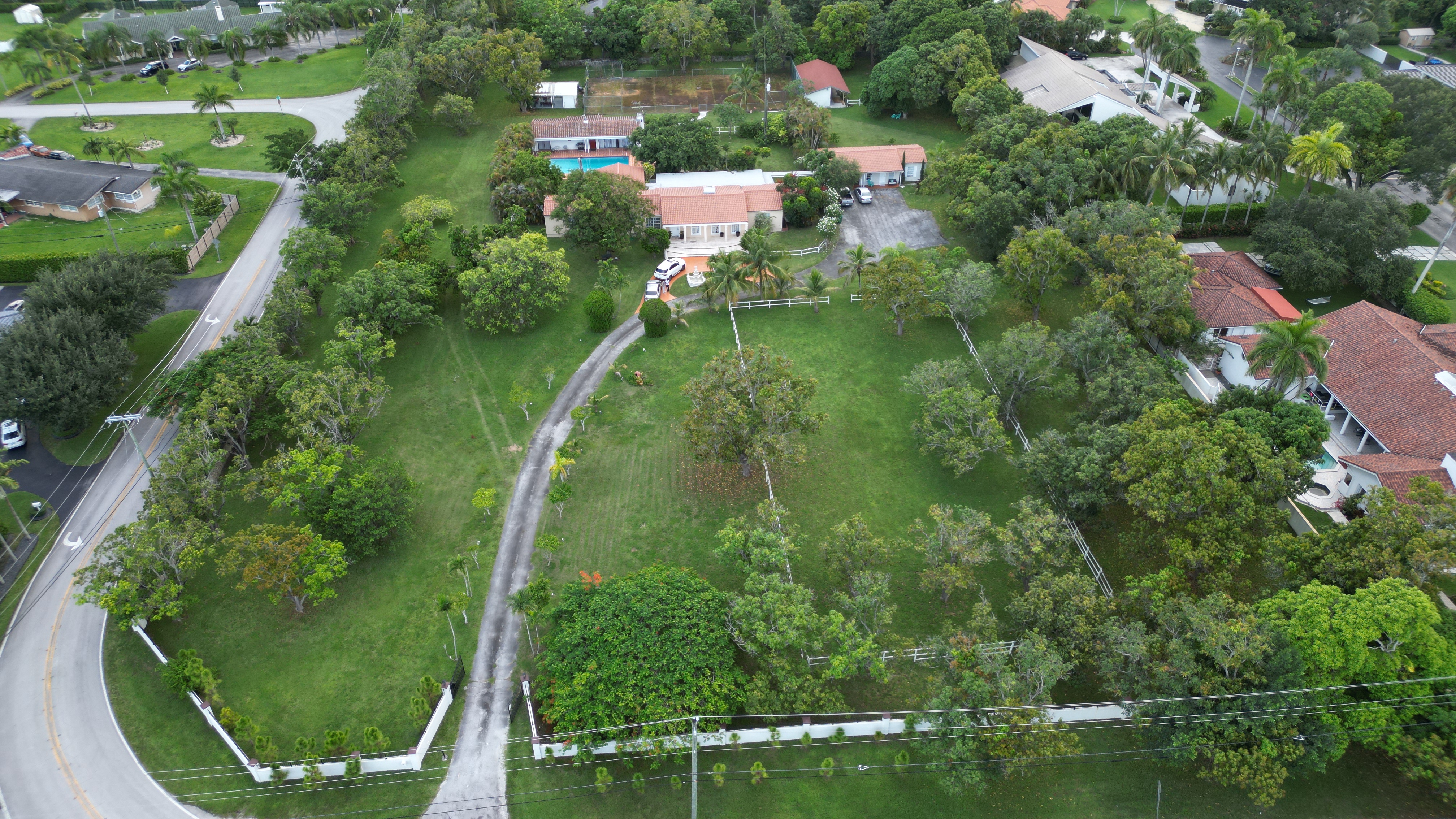 La Finca - 4-Acres w/Grove, Corral and 1960s Guest House!