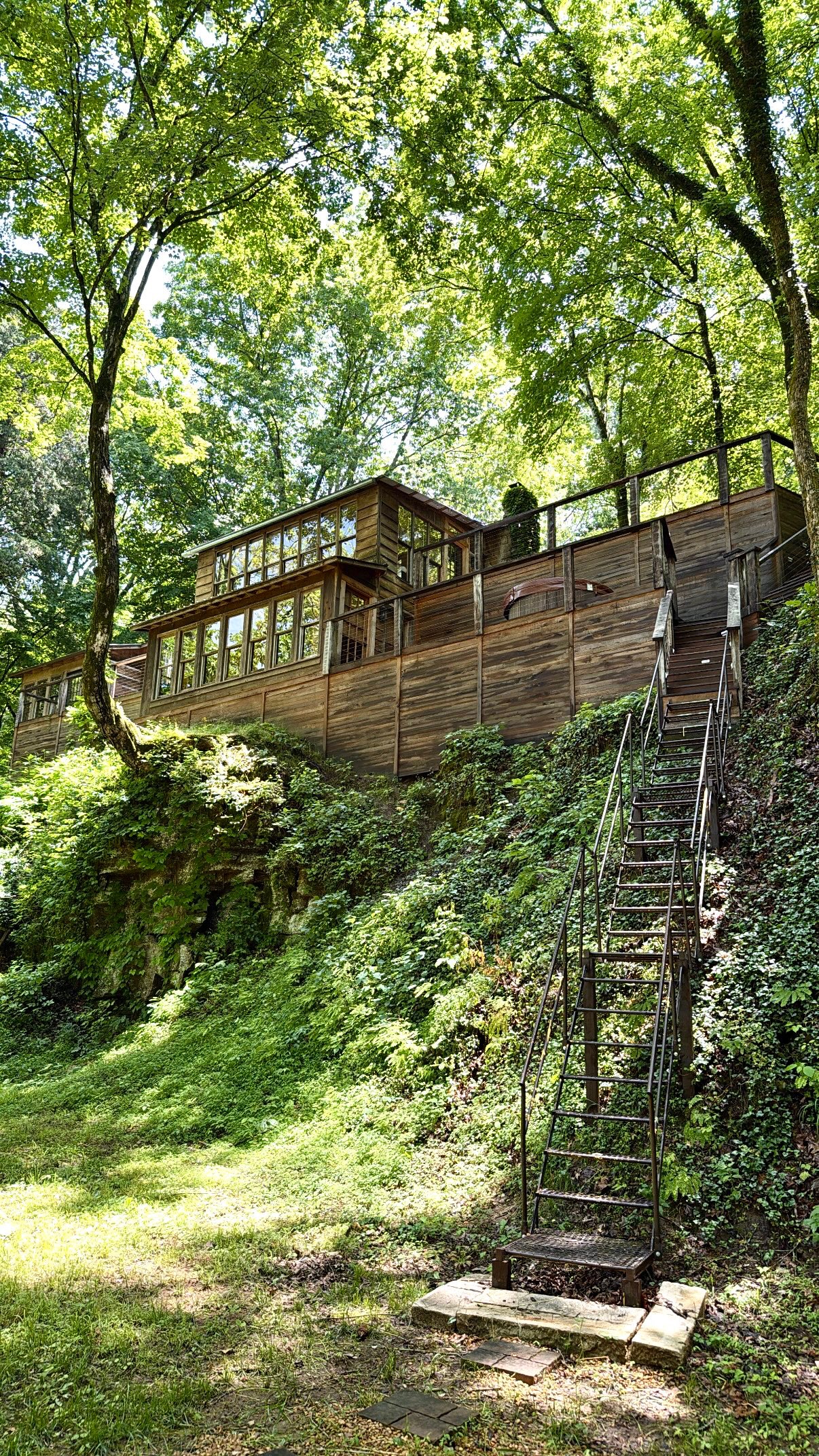 Little Spring Cabin - Designer Waterfront Cabin on a Bluff