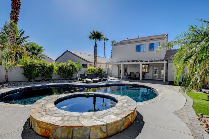 🌴 Private Vegas Oasis – Pool, Hot Tub & Tiki Bar 🌴