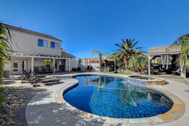🌴 Private Vegas Oasis – Pool, Hot Tub & Tiki Bar 🌴
