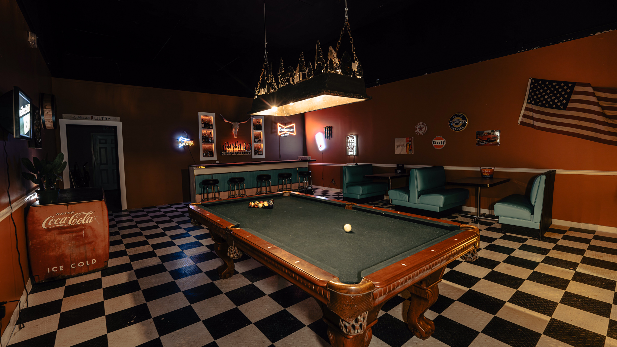 BAR: Western & Retro-Glam Prop Bar / MOTEL: Desolate Desert Motel