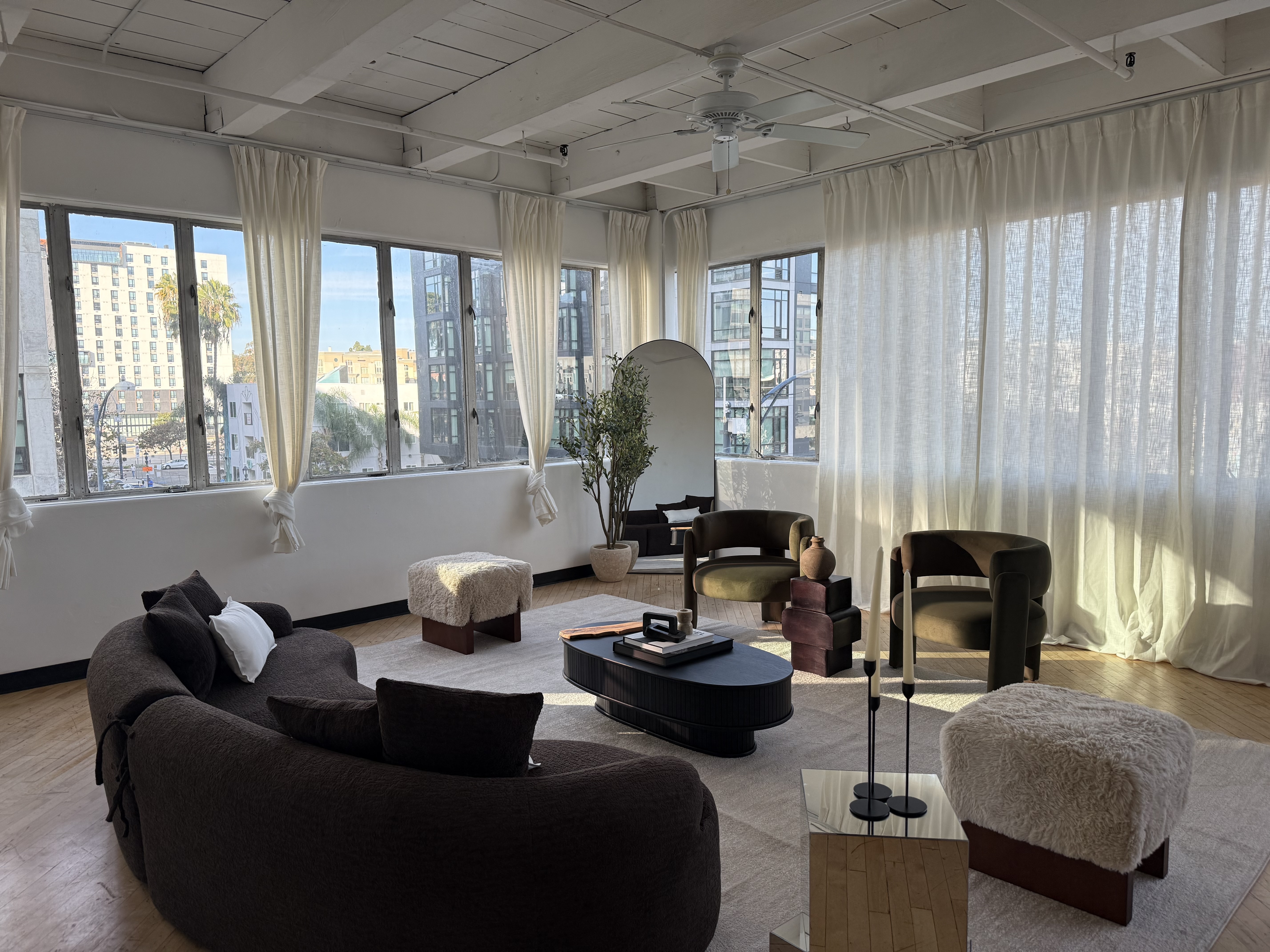 Downtown San Diego Loft Style Studio w/ Natural Lighting