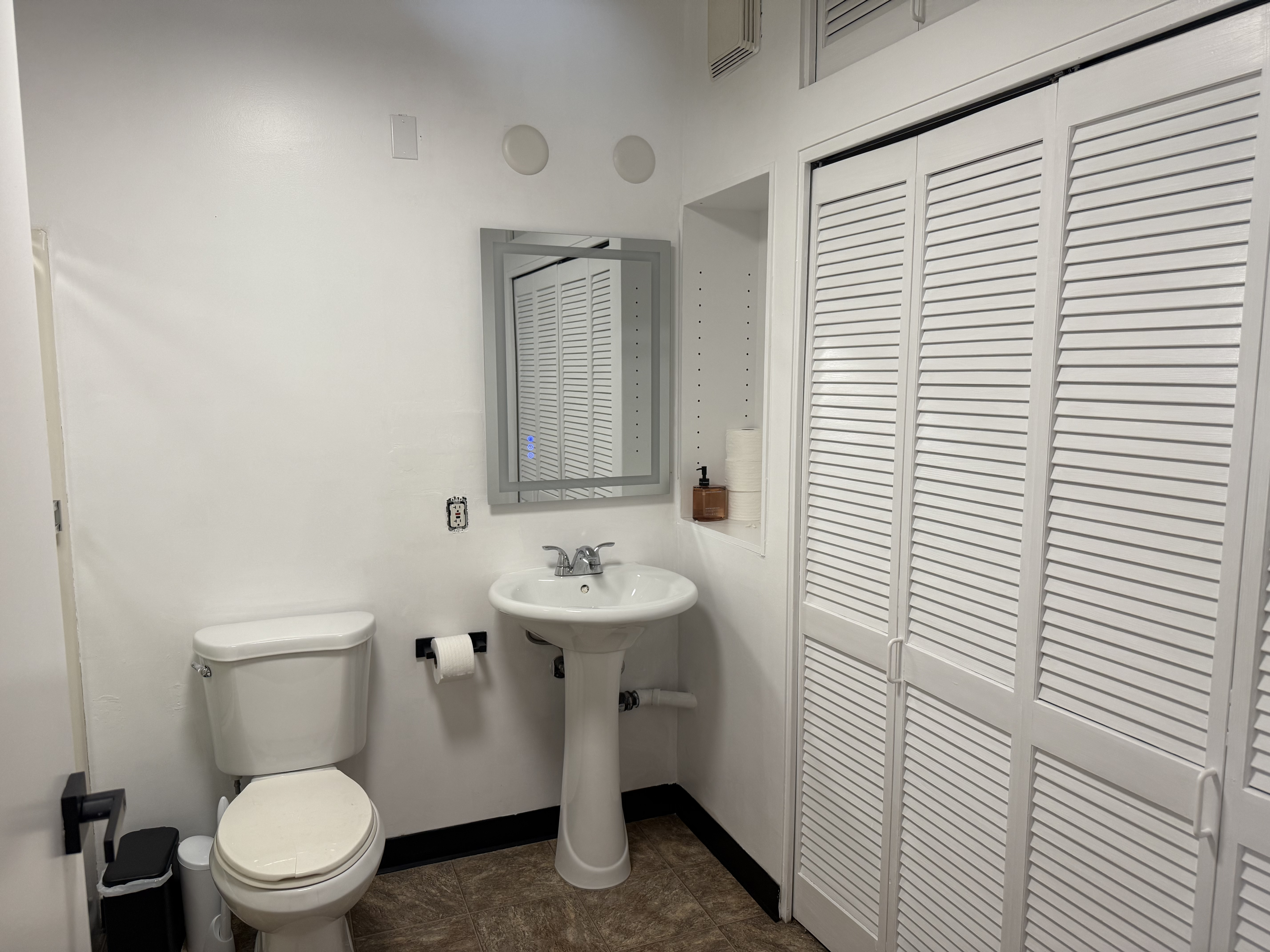 Downtown San Diego Loft Style Studio w/ Natural Lighting