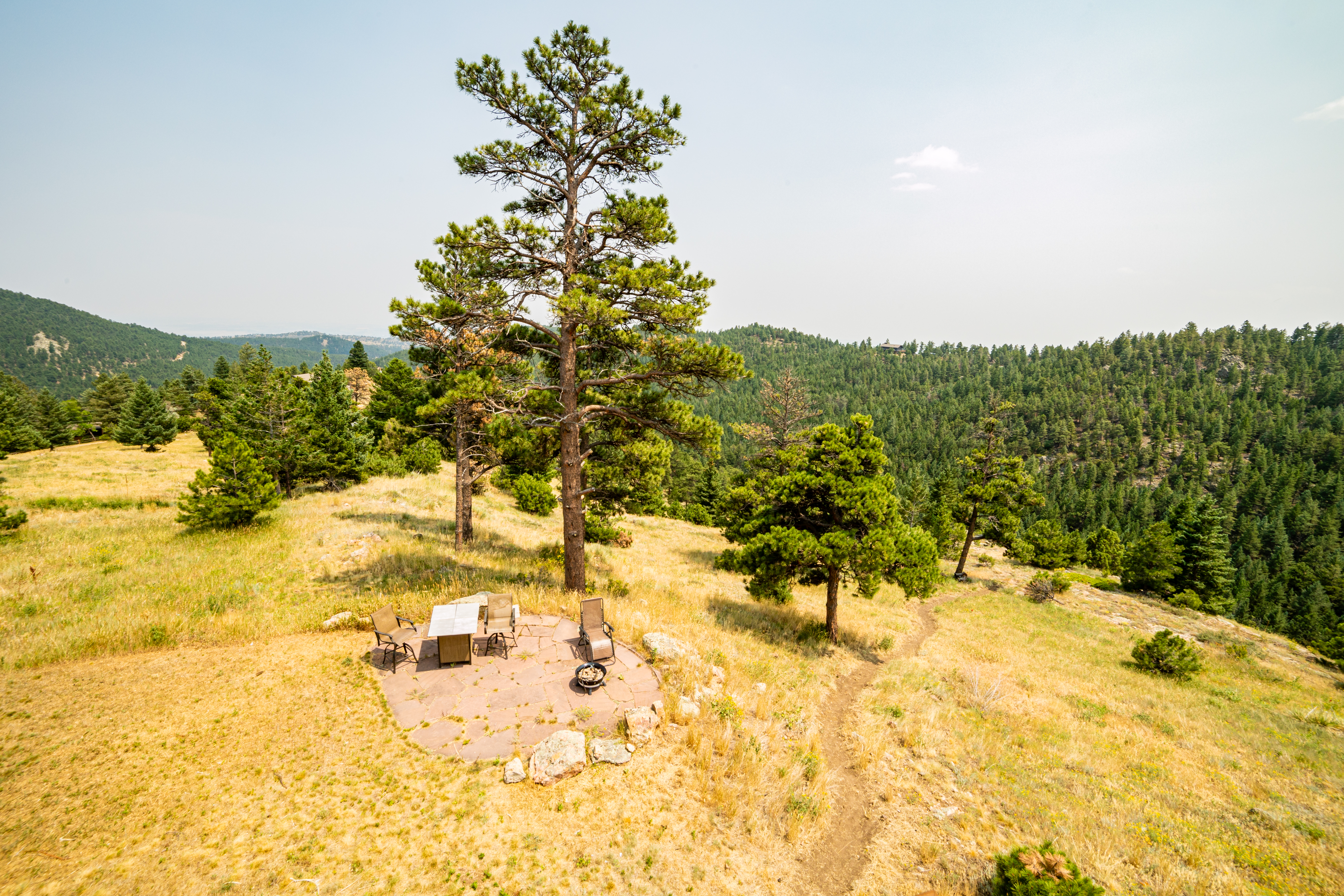 Rustic log cabin home with Mountain views