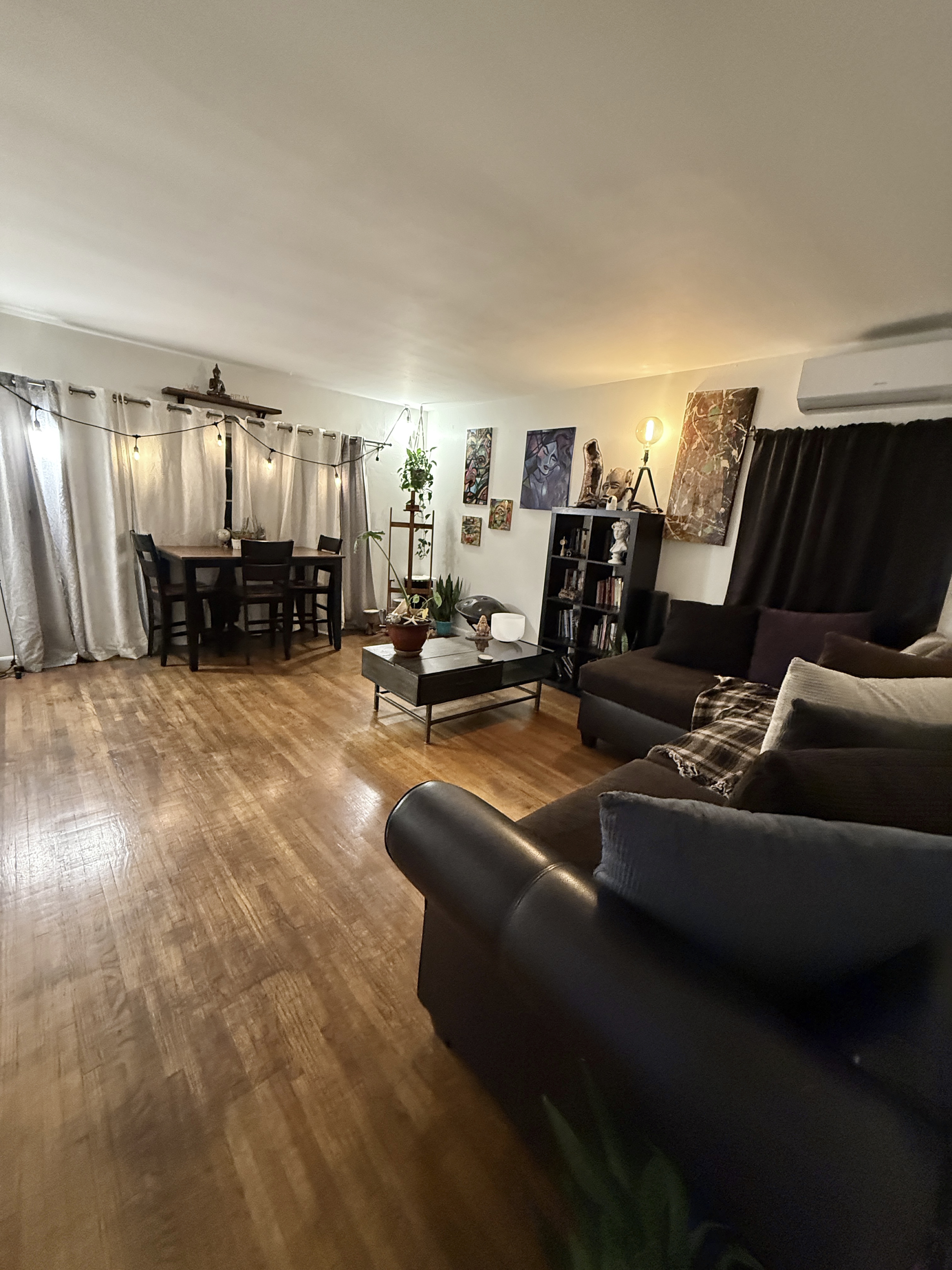 Artsy & Modern APT With Studio attachhed