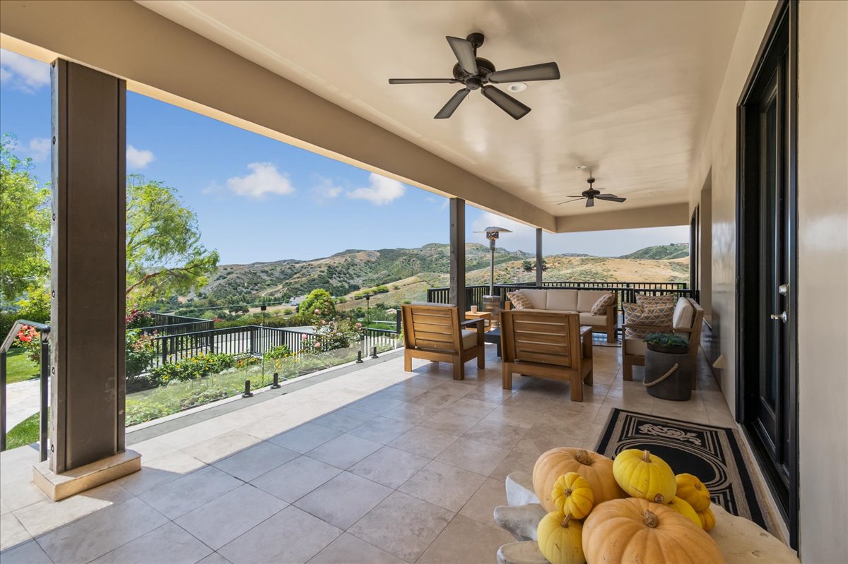 Rustic Elegance: 4BR/4BTH Retreat on 10 Acres
