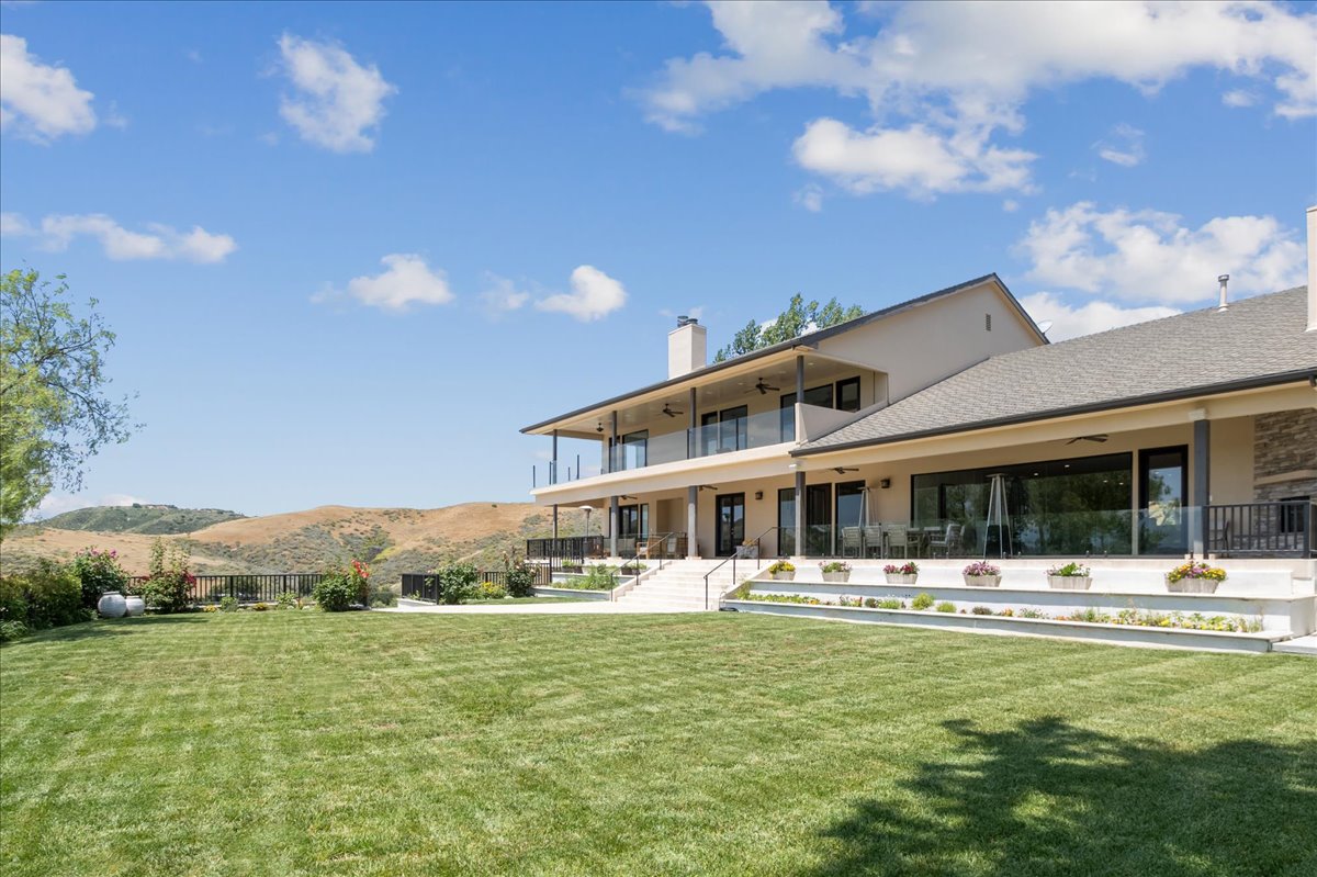 Rustic Elegance: 4BR/4BTH Retreat on 10 Acres