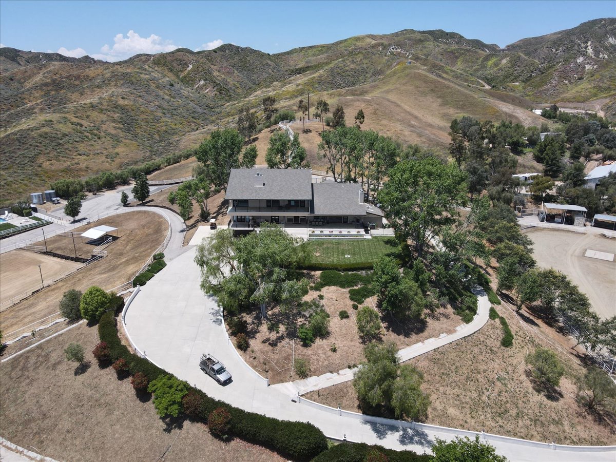 Rustic Elegance: 4BR/4BTH Retreat on 10 Acres