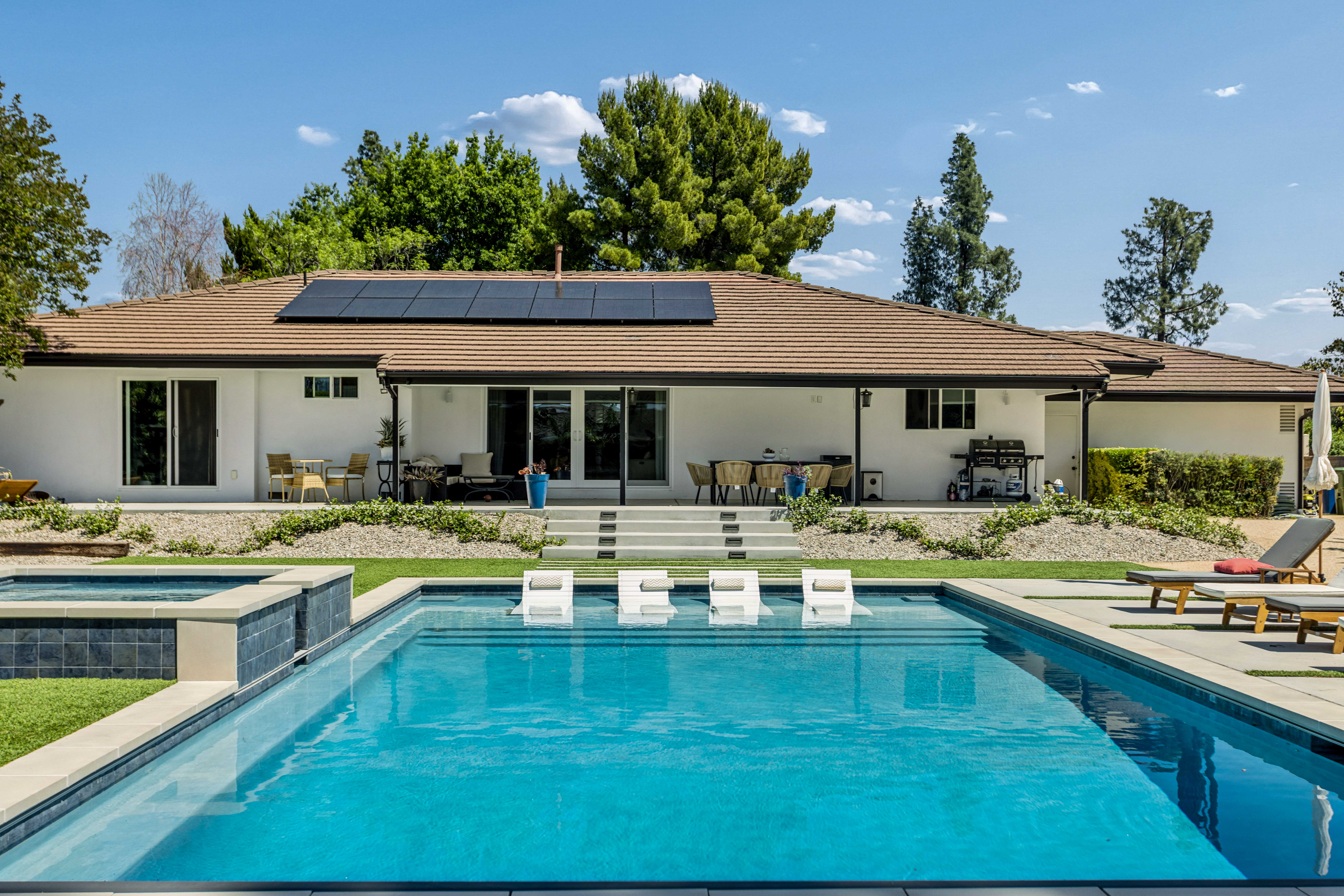 Palmridge Court — Northridge Pool Estate with Spa, Sports Court & Resort Backyard